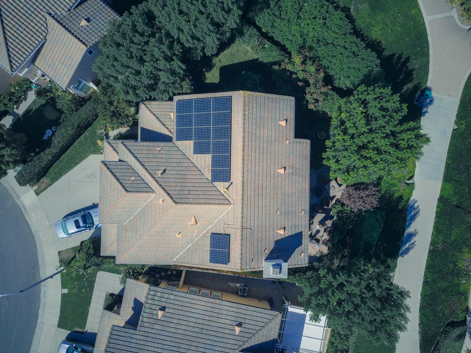 Dom z instalacją fotowoltaiczną na dachu